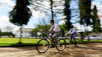 Jarak dari asrama ke sekolah hanya memakan waktu kurang lebih 5-10 menit saja menggunakan sepeda. Memang tak mudah untuk mendapatkan kesempatan emas mengembangkan diri dan kemampuan disini. Pasalnya para peserta yang ingin masuk harus melewati serangkaian tes dan kouta yang diberikan di setiap angkatan.