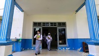 Debby menjadi salah satu anak Broken Home yang harus berpisah dengan Ibu nya dan tinggal berdua dengan sang ayah sejak dirinya duduk di bangku kelas 1 SD. Sulung dari dua bersaudara ini memiliki Ayah yang hanya bekerja serabutan dan tak memiliki penghasilan tetap. Meskipun dengan latar belakang keluarga yang tidak utuh, Debby tetap bertekad dengan sungguh-sungguh untuk menjadi orang yang berhasil dan sukses. Kelak, ia akan membuktikan dan mencari serta ingin bertemu dengan Ibunya yang telah meninggalkan dirinya dan sang Ayah sejak kecil.