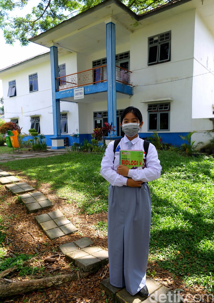 Dari Sini Generasi Unggulan Anak Bangsa Terpicta PT Timah Tbk kembali memberikan kesempatan bagi anak bangsa yang ada di wilayah operasional perusahaan secara ekonomi kurang mampu agar dapat mengenyam pendidikan terbaik.
Tentunya semua itu diberikan secara gratis dan cuma-cuma untuk jenjang SMA yang dilaksanakan dengan sistem asrama.
Untuk pembelajaran secara akademik tetap dilaksanakan di SMAN 1 Pemali, sementara untuk asramanya dilaksanakan di kawasan Timah Learning Center.