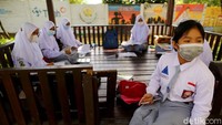 Baginya, dikelilingi orang-orang dengan berbagai semangat, keinginan untuk maju menjadi energi baru yang menjadi motivasi untuk dirinya lebih baik lagi.Selain itu, di tempat ini juga kita bisa mendapatkan banyak pengetahuan baru di luar akademik melalui berbagai kegiatan yang dilaksanakan di asrama. Sehingga, nantinya dapat meningkatkan pengetahuannya.