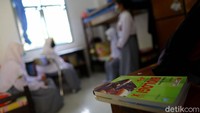 Dara cantik kelahiran 11 Mei 2005 ini juga memiliki segudang prestasi akademik yakni Juara 2 Umum Kelas 8 (SMP), Juara 3 Umum Kelas 9 (SMP) dan juga pernah menjuarai lomba Melukis di Tudung Saji saat dirinya masih duduk dibangku SMP.