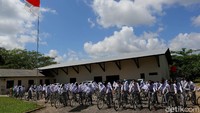 Pada pagi hari yang cerah, siswa dan siswi kelas unggulan dari program beasiswa PT Timah Tbk ini bersiap menaiki sepeda untuk menuju ke sekolah mereka di SMA 1 Pemali, Kepulauan Bangka. Mereka semua menjadi anak-anak asrama yang secara keseluruhannya dibiayai oleh PT Timah.
