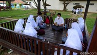 Hal inilah yang membuat para peserta harus bersaing secara kompetitif untuk mendapatkan kesempatan ini. Mereka nantinya akan tinggal di asrama dan bisa bertemu dengan banyak teman dari berbagai daerah, biaya sekolah pun seluruhnya ditanggung oleh PT Timah. Bagi mereka penerima program kelas beasiswa PT Timah Tbk nantinya tak hanya mendapatkan pendidikan secara akademik, tapi juga dilatih soft skill dan pengembangan kemampuan melalui kegiatan di asrama.