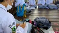 Selain itu, para siswa ini juga nantinya akan dilatih untuk public speaking, banyak pengalaman baru yang akan didapatinya selama menjadi bagian dari penerima kelas beasiswa PT Timah. Orang-orang yang ada disini juga semua punya semangat belajar yang tinggi. Beragam program yang ada disini juga sangat membantu siswa-siswa berprestasi di luar sana yang dengan keterbatasan ekonomi bisa tersalurkan. Program belajar yang efektif, dan penanaman soal karakter.