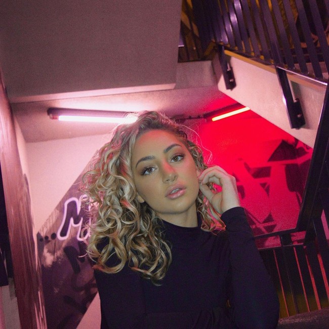 Aku berpikir hati-hati dan mempertimbangkan untuk divaksin. Tapi pada titik tertentu aku berpikir aku tidak siap sama sekali. Aku tidak merasa yakin. Aku tidak tahu apa nantinya aku akan divaksin. Pinta ini akan ditutup tapi pintu-pintu baru lain akan terbuka untukku, tulisnya. Foto: Instagram @dilayw