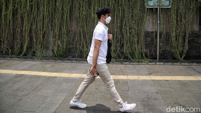 Fenomena Jakarta Tanpa Bayangan Tidak Terlihat Sempurna Fenomena alam Jakarta Tanpa Bayangan terjadi pada hari ini jam 11.39 WIB. Namun, pantauan di lapangan bayangan tidak sempurna di Jakarta.