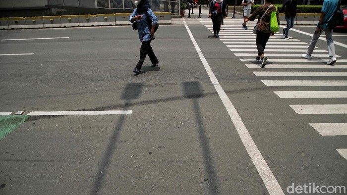 Fenomena Jakarta Tanpa Bayangan Tidak Terlihat Sempurna Fenomena alam Jakarta Tanpa Bayangan terjadi pada hari ini jam 11.39 WIB. Namun, pantauan di lapangan bayangan tidak sempurna di Jakarta.