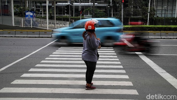 Fenomena Jakarta Tanpa Bayangan Tidak Terlihat Sempurna Fenomena alam Jakarta Tanpa Bayangan terjadi pada hari ini jam 11.39 WIB. Namun, pantauan di lapangan bayangan tidak sempurna di Jakarta.