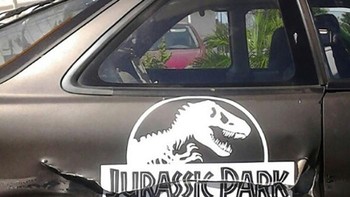 Mobil penyok diserang T-rex. Foto: Boredpanda