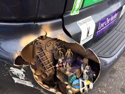 Cara Super Kreatif Mengakali Bagian Mobil yang Penyok