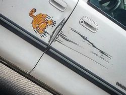 Cara Super Kreatif Mengakali Bagian Mobil yang Penyok