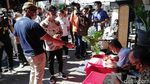 Gaya Kompak Sandi-Gibran Pakai Blangkon di Sukoharjo