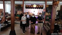 Sandi dan Gibran mendapatkan wayang dari dalang muda Ki Amar pradopo putra bungsu Ki Warseno Slenk.