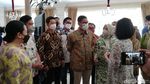 Gaya Kompak Sandi-Gibran Pakai Blangkon di Sukoharjo