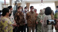 Keduanya juga sempat menyambangi musem Batik Danarhadi, Slamet Riyadi.