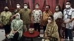 Gaya Kompak Sandi-Gibran Pakai Blangkon di Sukoharjo