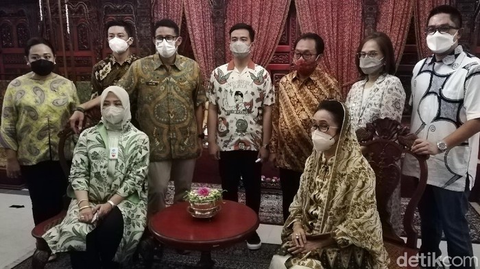 Menparekraf Sandiaga Salahudin Uno dan Wali Kota Solo Gibran Rakabuming Raka terlihat kompak mengenakan blangkon saat kunjungi sejumlah tempat di Sukoharjo.