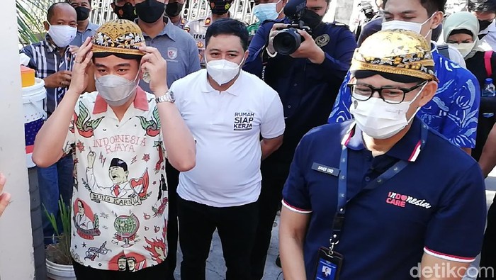 Gaya Kompak Sandi-Gibran Pakai Blangkon di Sukoharjo Menparekraf Sandiaga Salahudin Uno dan Wali Kota Solo Gibran Rakabuming Raka terlihat kompak mengenakan blangkon saat kunjungi sejumlah tempat di Sukoharjo.