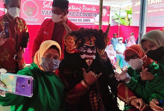grup Jaranan yang ngamen di jalanan Banyuwangi divaksinasi COVID-19