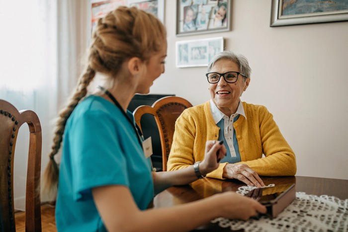 Ilustrasi Wanita Suntik Mati Senior woman visited by home care specialist