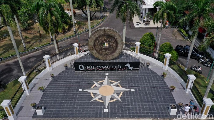 Ini Dia Tugu Nol Kilometer Icon Baru Pangkalpinang Setiap daerah memiliki icon dan ciri khas kota masing-masing. Pangkal Pinang pun kini punya ikon baru tugu yang terletak di titik Nol Kilometer Pangkalpinang.
Tugu yang baru saja dibangun dan diresmikan awal tahun 2021 itu berbentuk koin. Kenapa harus koin?