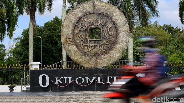 Setiap daerah memiliki icon dan ciri khas kota masing-masing. Pangkal Pinang pun kini punya ikon baru tugu yang terletak di titik Nol Kilometer Pangkalpinang.

Tugu yang baru saja dibangun dan diresmikan awal tahun 2021 itu berbentuk koin. Kenapa harus koin?