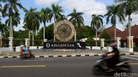 Tepat dibelakang tugu koin tersebut memang berjejer beberapa batang pohon pinang. Kesepakatan pembuatan Tugu Titik Nol Kilometer Pulau Bangka sudah berdasarkan hasil kesepakatan dengan para sejarawan di Pulau Bangka.