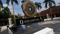 Tugu titik nol dipesan khusus menyerupai uang koin yang dulu pernah digunakan di distrik Pangkalpinang pada tahun 1217 Hijriah atau 1802 Masehi yang disebut Picis Van Pangkalpinang.