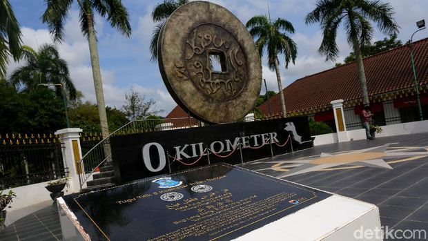 Setiap daerah memiliki icon dan ciri khas kota masing-masing. Pangkal Pinang pun kini punya ikon baru tugu yang terletak di titik Nol Kilometer Pangkalpinang.Tugu yang baru saja dibangun dan diresmikan awal tahun 2021 itu berbentuk koin. Kenapa harus koin?