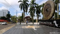 Kini tugu itu telah berdiri kokoh tepat disebelah rumah dinas Wali Kota Pangkalpinang. Bagian depan koin yang menghadap jalan bertuliskan arab Haza Falus Pangkalpinang yang berarti Ini Uang (kongsi) dari Pangkalpinang sedangkan bagian belakangnya yang menghadap rumah dinas wali kota bertuliskan Hakka Bin Lang Atau Pin Lang yang berarti Pohon Pinang sebagai nama spesifik dari Pangkalpinang.