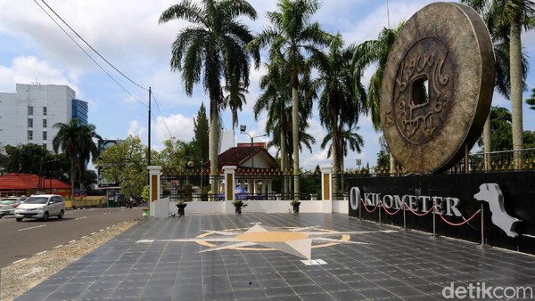 Kini tugu itu telah berdiri kokoh tepat disebelah rumah dinas Wali Kota Pangkalpinang. Bagian depan koin yang menghadap jalan bertuliskan arab Haza Falus Pangkalpinang yang berarti Ini Uang (kongsi) dari Pangkalpinang sedangkan bagian belakangnya yang menghadap rumah dinas wali kota bertuliskan Hakka Bin Lang Atau Pin Lang yang berarti Pohon Pinang sebagai nama spesifik dari Pangkalpinang. Kini tugu itu telah berdiri kokoh tepat disebelah rumah dinas Wali Kota Pangkalpinang. Bagian depan koin yang menghadap jalan bertuliskan arab Haza Falus Pangkalpinang yang berarti Ini Uang (kongsi) dari Pangkalpinang sedangkan bagian belakangnya yang menghadap rumah dinas wali kota bertuliskan Hakka Bin Lang Atau Pin Lang yang berarti Pohon Pinang sebagai nama spesifik dari Pangkalpinang.