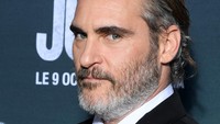 Joaquin Phoenix dan saudara-saudaranya dibesarkan dalam kultus Children of God. Dalam sebuah wawancara, dia menyebutkan bahwa orang tuanya menemukan sebuah komunitas dengan pola pikir yang sama.  (Foto: Getty Images/Sam Tabone)