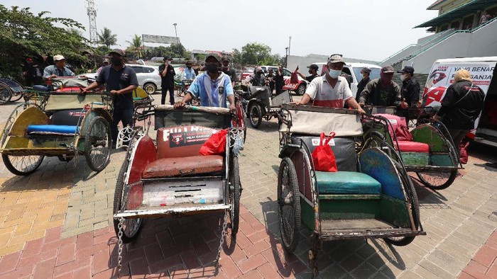 Relawan Sahabat Ganjar turun kejalan membagikan nasi dan sembako pada masyarakat kurang mampu. Gerakan itu sebagai wujud kepedulian Sahabat Ganjar terhadap masyarakat sekitar.