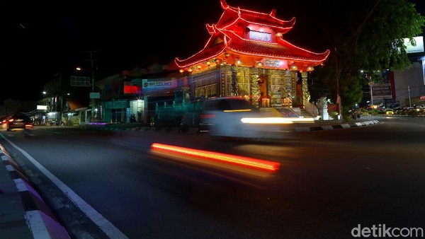 Terlebih pada malam hari, Kelenteng ini terlihat sangat indah akibat pantulan cahaya merah dan kuningnya. Kelenteng ini juga berperan sebagai monumen bersejarah, jadi sangat layak untuk dijaga kelestariannya. Terlebih pada malam hari, Kelenteng ini terlihat sangat indah akibat pantulan cahaya merah dan kuningnya. Kelenteng ini juga berperan sebagai monumen bersejarah, jadi sangat layak untuk dijaga kelestariannya.