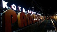 Kelenteng ini letaknya benar-benar di jantung kota. Sebelumnya pernah terbakar dan kemudian dibangun lagi menjadi lebih bagus dan megah. Ada marmer yang sangat indah di dalamnya. Warnanya pun sangat merah mencolok. Sangat indah dengan pencahayaan di malam hari.