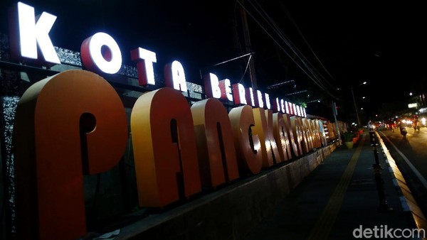 Kelenteng ini letaknya benar-benar di jantung kota. Sebelumnya pernah terbakar dan kemudian dibangun lagi menjadi lebih bagus dan megah. Ada marmer yang sangat indah di dalamnya. Warnanya pun sangat merah mencolok. Sangat indah dengan pencahayaan di malam hari. Kelenteng ini letaknya benar-benar di jantung kota. Sebelumnya pernah terbakar dan kemudian dibangun lagi menjadi lebih bagus dan megah. Ada marmer yang sangat indah di dalamnya. Warnanya pun sangat merah mencolok. Sangat indah dengan pencahayaan di malam hari.
