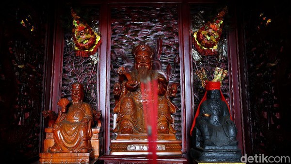 Menurut cerita juga sekitar 200 tahun dilokasi Klenteng ini adalah pendam (perkuburan). Ada makam warga Boen yang dipercaya sebagai pendiri Kota Pangkalpinang. Menurut cerita juga sekitar 200 tahun dilokasi Klenteng ini adalah pendam (perkuburan). Ada makam warga Boen yang dipercaya sebagai pendiri Kota Pangkalpinang.