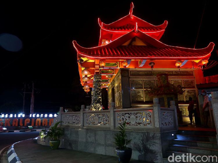 Keren Nggak? Klenteng Cantik Ini Adanya di Perempatan Jalan