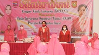 Ketua Umum Kowani Giwo Rubianto Wiyogo (kedua kanan) bersama Ketua Umum BKOW Provinsi Kalimantan Barat Erlinawati Nasir (kedua kiri) menyanyikan lagu Indonesia Raya saat menghadiri Silaturahmi Kongres Wanita Indonesia (Kowani) bersama Badan Kerjasama Organisasi Wanita (BKOW) Provinsi Kalimantan Barat.