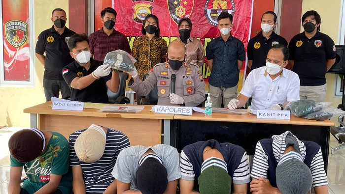 Konferensi pers penangkapan 5 pelajar pelaku tawuran maut (dok. Istimewa)