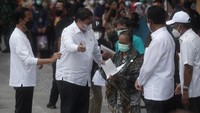 Selama berjalan di area Malioboro, Jokowi dan rombongan banyak disambut oleh para pedagang maupun pengunjung yang ada di Malioboro. Mereka mengajak Jokowi untuk berfoto meski hanya dari kejauhan.