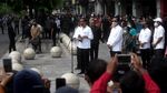 Momen Jokowi Bagi-bagi Bantuan untuk PKL di Malioboro