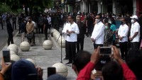 Titik pembagian bantuan berada di Jalan Ahmad Yani di sebelah barat. Di sini Jokowi mengumumkan peresmian dimulainya bantuan langsung untuk pedagang.