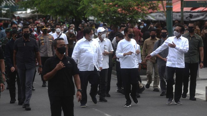 KUNJUNGAN PRESIDEN JOKOWI DI MALIOBORO Presiden RI Joko Widodo (kiri) bersama Gubernur D.I Yogyakarta Sri Sultan HB X (kedua kiri) menyapa warga saat mengunjungi kawasan Malioboro, Yogyakarta, Sabtu (9/10/2021). Dalam kunjungan itu Presiden Jokowi berdialog dengan masyarakat serta memberikan bantuan untuk pedagang kaki lima. ANTARA FOTO/Andreas Fitri Atmoko/foc.