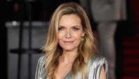 Michelle Pfieffer mengenal Breatharianism pada awal kedatangannya di Los Angeles. Kultus ini percaya bahwa manusia bisa hidup tanpa air dan makanan, tapi hanya dengan sinar matahari. (Foto: Getty Images/John Phillips) 