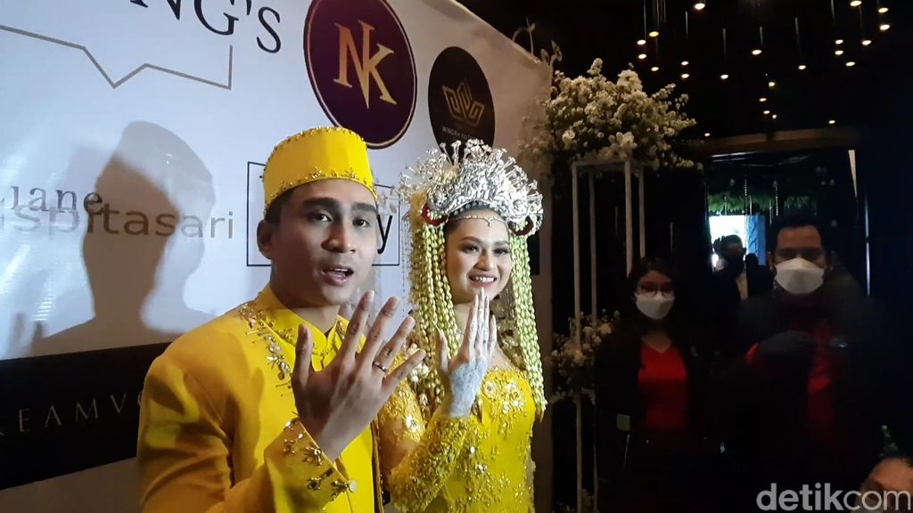 Nadya Indry menikah dengan Lutfi Agizal.