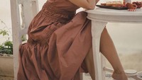 Roti panggang, jus dan buah delima jadi menu sarapan Nikita Willy. Sambil santai, Nikita berpose dulu sebelum menyantap makanannya.  Foto: Instagram @nikitawillyofficial94
