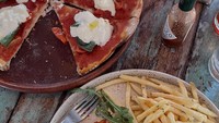 Nikita Willy dikenal sebagai foodies yang doyan makan tetapi ia juga banyak melakukan olahraga fisik sehingga bentuk tubuhnya terjaga. Kali ini ia memilih camilan kentang goreng, pizza dan salad.  Foto: Instagram @nikitawillyofficial94