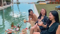 Santai sambil liburan bersama teman-temannya, Nikita Willy asyik menikmati sarapan di kolam renang. Menu makanannya beragam mulai roti, pastry hingga buah dan jus segar.  Foto: Instagram @nikitawillyofficial94