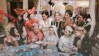 Tradisi makan bersama kerabat juga dilakukan Nikita Willy saat momen pernikahan. Tradisi makan bersama ini bermakna kekerabatan dan persaudaraan. Menu makanannya terdiri dari makanan tradisional khas Minang.  Foto: Instagram @nikitawillyofficial94